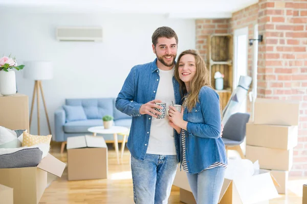 Pareja Joven Que Relaja Mudarse Una Casa Nueva Tomando Café —  Fotos de Stock