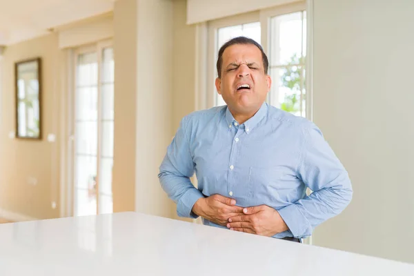 Hombre Mediana Edad Sentado Casa Con Mano Estómago Porque Indigestión — Foto de Stock