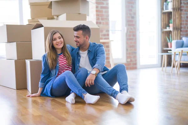 Junges Schönes Verliebtes Paar Zieht Ein Neues Zuhause Sitzt Auf — Stockfoto