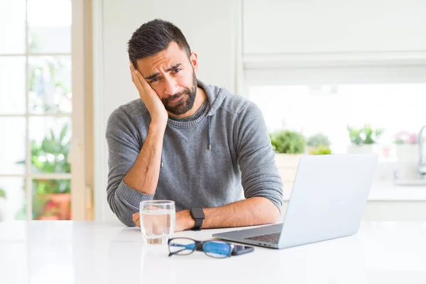 Hombre Hispano Guapo Trabajando Usando Computadora Portátil Pensando Que Cansado — Foto de Stock