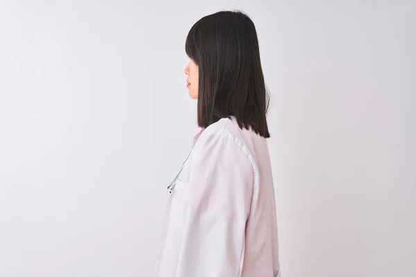 Jovem Mulher Bonita Médico Chinês Vestindo Estetoscópio Sobre Fundo Branco — Fotografia de Stock