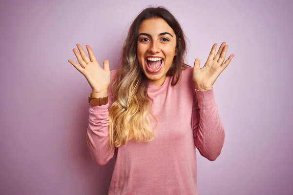 Jovem Mulher Bonita Vestindo Uma Camisola Sobre Fundo Isolado Rosa — Fotografia de Stock