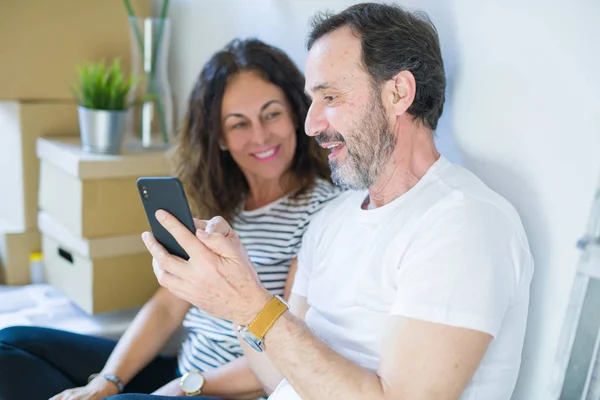 Mediana Edad Pareja Romántica Amor Sentado Piso Del Apartamento Con —  Fotos de Stock