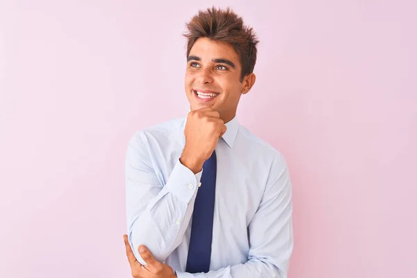 Jovem Empresário Bonito Vestindo Camisa Gravata Sobre Fundo Rosa Isolado — Fotografia de Stock