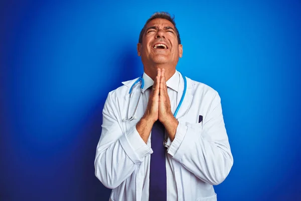 Hombre Guapo Médico Mediana Edad Con Estetoscopio Sobre Fondo Azul —  Fotos de Stock