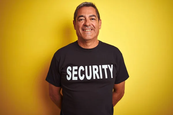 Middelbare Leeftijd Safeguard Man Dragen Van Veiligheid Uniform Geïsoleerde Gele — Stockfoto
