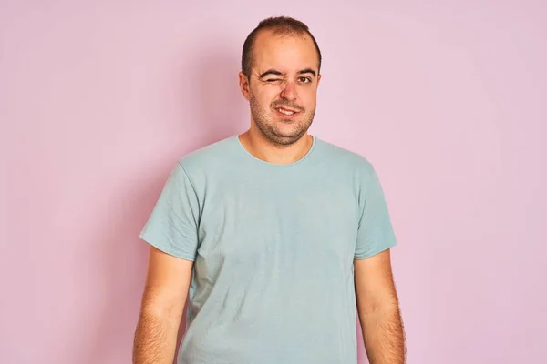 Junger Mann Blauem Lässigem Shirt Der Vor Isoliertem Rosa Hintergrund — Stockfoto