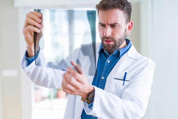 Lekarz człowiek patrząc na rentgen robi badanie ciała — Zdjęcie stockowe