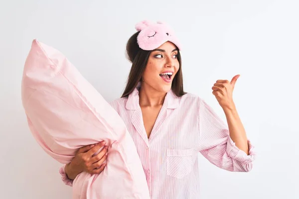 Mulher Bonita Usando Máscara Sono Pijama Segurando Travesseiro Sobre Fundo — Fotografia de Stock