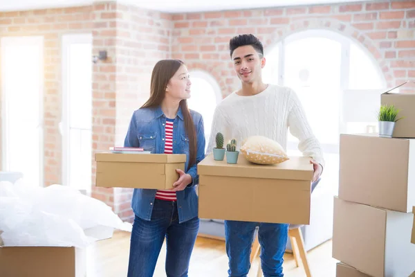 Schönes Junges Asiatisches Paar Schaut Glücklich Mit Kartons Lächelt Aufgeregt — Stockfoto