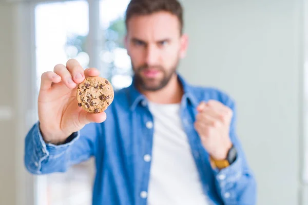 Beau Homme Mangeant Des Biscuits Aux Pépites Chocolat Ennuyé Frustré — Photo