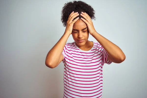 Afrikansk Amerikansk Kvinna Klädd Casual Rosa Randig Shirt Över Isolerad — Stockfoto