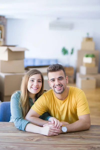 Junges Schönes Paar Das Hause Auf Dem Tisch Sitzt Und — Stockfoto