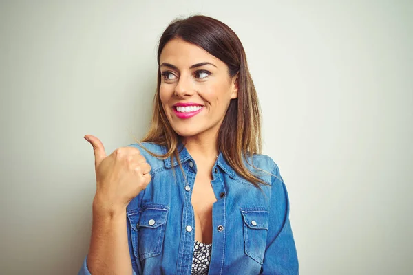 Joven Hermosa Mujer Pie Sobre Fondo Aislado Sonriendo Con Cara — Foto de Stock