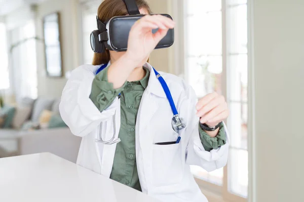 Medico donna che fa la simulazione chirurgica utilizzando realtà virtuale ascar — Foto Stock