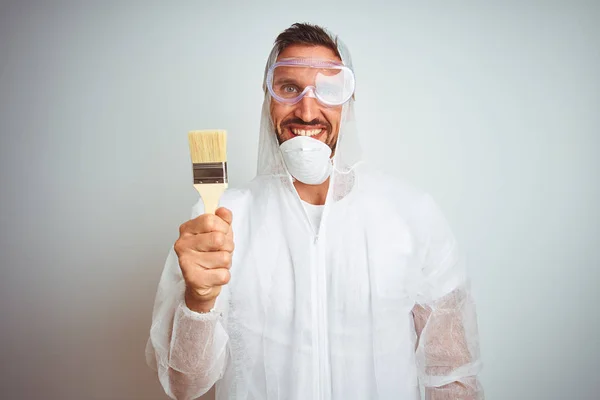 Pintor Hombre Con Equipo Trabajador Profesional Sosteniendo Cepillo Sobre Fondo — Foto de Stock
