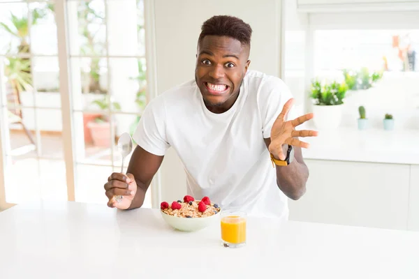 Νέος Αφρικανός Αμερικανός Άνθρωπος Που Τρώει Υγιεινό Πρωινό Πρωί Πολύ — Φωτογραφία Αρχείου