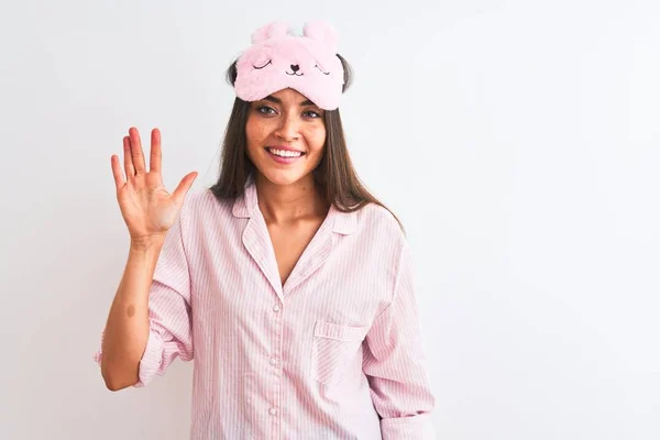 Jovem Mulher Bonita Usando Máscara Sono Pijama Sobre Fundo Branco — Fotografia de Stock