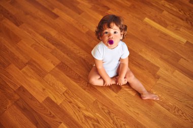 evde sevimli küçük çocuk