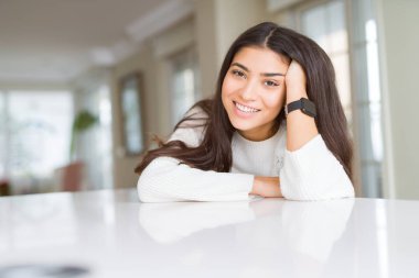 Büyük gülümseme ile neşeli gülümseyen güzel esmer kadın, seyir