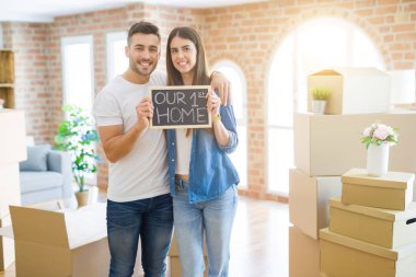 Güzel genç çift yeni bir eve hareket, ilk ev metin ile çok mutlu tutan tahta gülümseyen