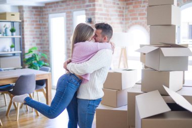 Genç güzel çift sarılma içinde aşk kutluyor çok mutlu Moving için yeni daire