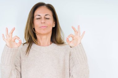 İzole arka plan üzerinde güzel orta yaş kadın Relax ve gözleri ile gülümseyen meditasyon jest parmaklar ile kapalı. Yoga konsepti.