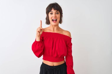 Genç güzel kadın başarılı bir fikir ile parmak işaret izole beyaz arka plan üzerinde duran kırmızı yaz t-shirt giyiyor. Çıktı ve mutlu. Bir numara.