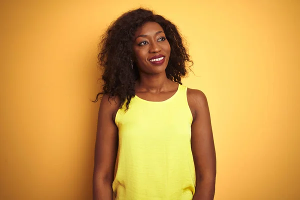 Zole Sarı Arka Plan Üzerinde Duran Shirt Giyen Genç Afro — Stok fotoğraf