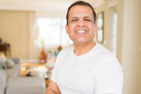 Hombre Mediana Edad Sonriendo Confiado Cámara Casa — Foto de Stock