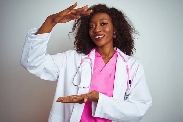 Mujer Médica Afroamericana Con Estetoscopio Rosa Sobre Fondo Blanco Aislado —  Fotos de Stock
