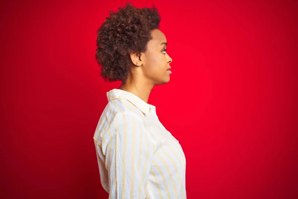 Jonge Mooie Afro Amerikaanse Vrouw Met Afro Haar Geïsoleerde Rode — Stockfoto