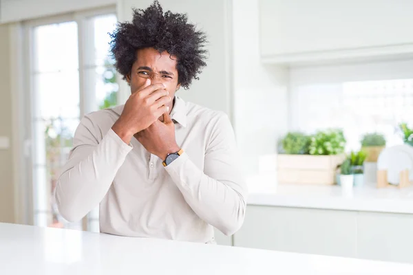 African American Man Thuis Ruikende Iets Stinkend Walgelijk Ondraaglijk Geur — Stockfoto