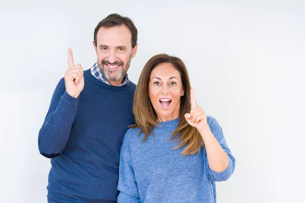 Belo Casal Meia Idade Amor Sobre Fundo Isolado Apontando Dedo — Fotografia de Stock