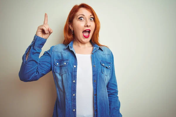 Junge Schöne Rothaarige Frau Jeanshemd Steht Über Weißem Isoliertem Hintergrund — Stockfoto