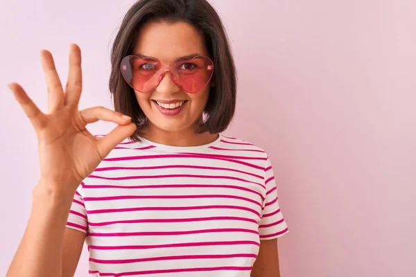 Joven Hermosa Mujer Con Gafas Sol Moda Con Corazones Sobre — Foto de Stock