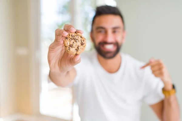 Bel Homme Hispanique Manger Des Biscuits Aux Pépites Chocolat Avec — Photo