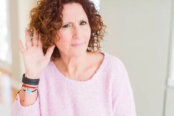 Schöne Seniorin Rosa Pullover Lächelnd Mit Der Hand Über Dem — Stockfoto