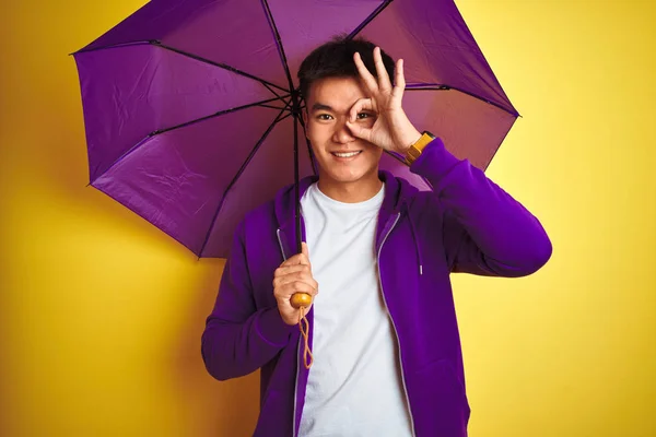 Ásia Chinês Homem Vestindo Roxo Guarda Chuva Sobre Isolado Amarelo — Fotografia de Stock