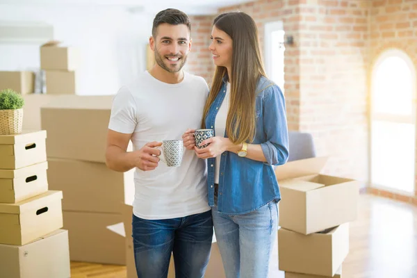 Schönes Paar Zieht Ein Neues Haus Lächelt Fröhlich Und Trinkt — Stockfoto