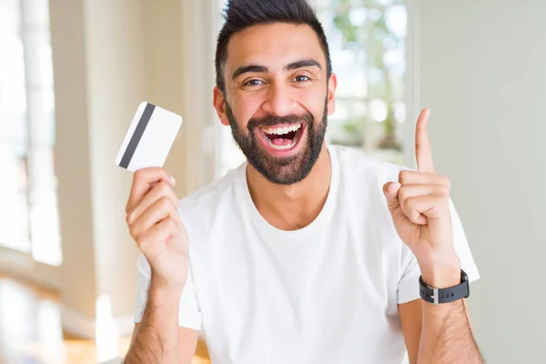 Όμορφος Ισπανικός Άνθρωπος Κρατώντας Πιστωτική Κάρτα Έκπληκτος Μια Ιδέα Ερώτηση — Φωτογραφία Αρχείου