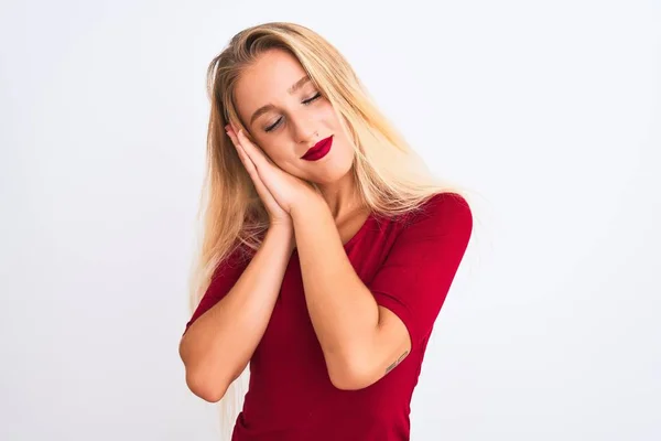 Młoda Piękna Kobieta Ubrana Czerwony Shirt Stojący Białym Tle Śpiąc — Zdjęcie stockowe
