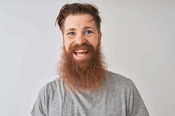 Jonge Redhead Ierse Man Dragen Shirt Staande Geïsoleerde Grijze Achtergrond — Stockfoto