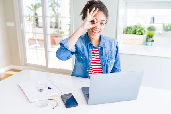 Joven Mujer Estudiante Afroamericana Usando Computadora Portátil Con Cara Feliz — Foto de Stock