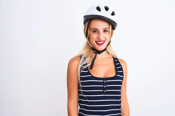 年轻的美丽的女人穿着自行车头盔站在孤立的白色背景与快乐和凉爽的微笑在脸上 幸运的人 — 图库照片