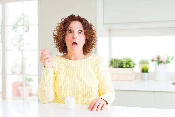 Senior Mulher Comer Iogurte Natural Saudável Casa Assustado Choque Com — Fotografia de Stock