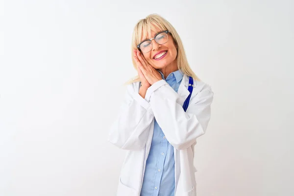 Médico Mediana Edad Mujer Con Gafas Estetoscopio Sobre Fondo Blanco — Foto de Stock