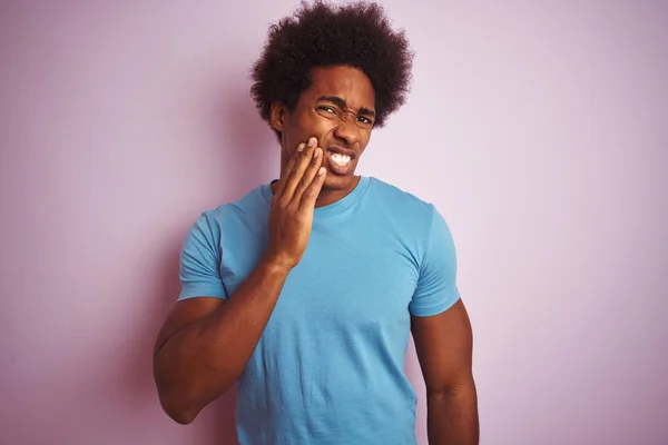 Hombre Afroamericano Con Pelo Afro Vistiendo Camiseta Azul Pie Sobre —  Fotos de Stock