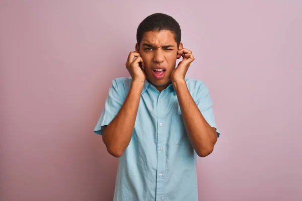 Genç Yakışıklı Arap Adam Yüksek Sesle Müzik Sesi Için Rahatsız — Stok fotoğraf