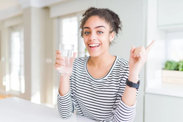 Joven Afroamericana Chica Bebiendo Vaso Agua Fresca Muy Feliz Señalando — Foto de Stock